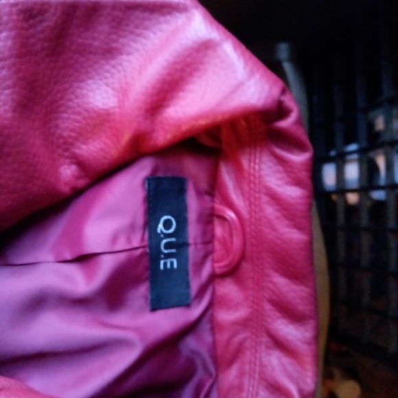 Q.u.e. - Picture 2 of 2